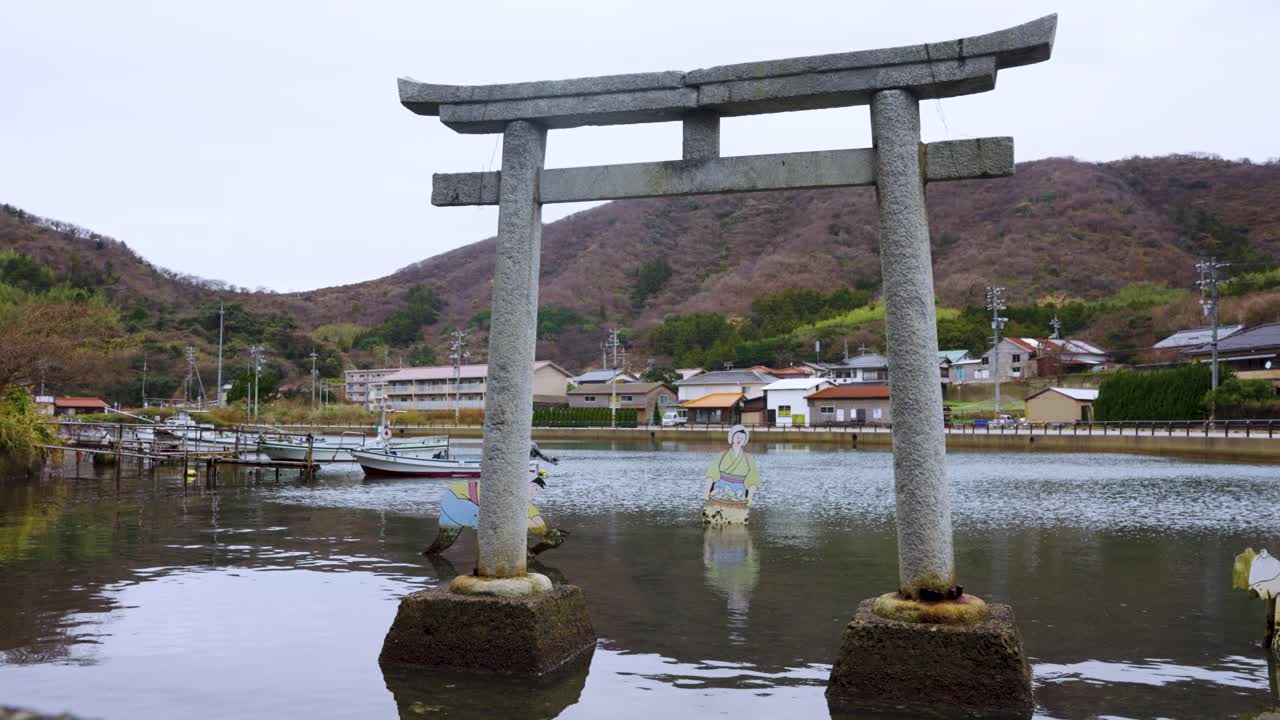 Ika Yose No Hama, Thị trấn truyền thống câu mực và Cổng Torii trong Vịnh, Shimane