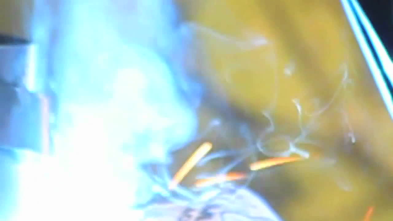 스파크가 날아가는 용접의 추상 샷