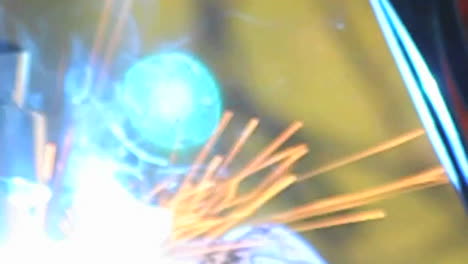 una toma abstracta de soldadura con chispas volando