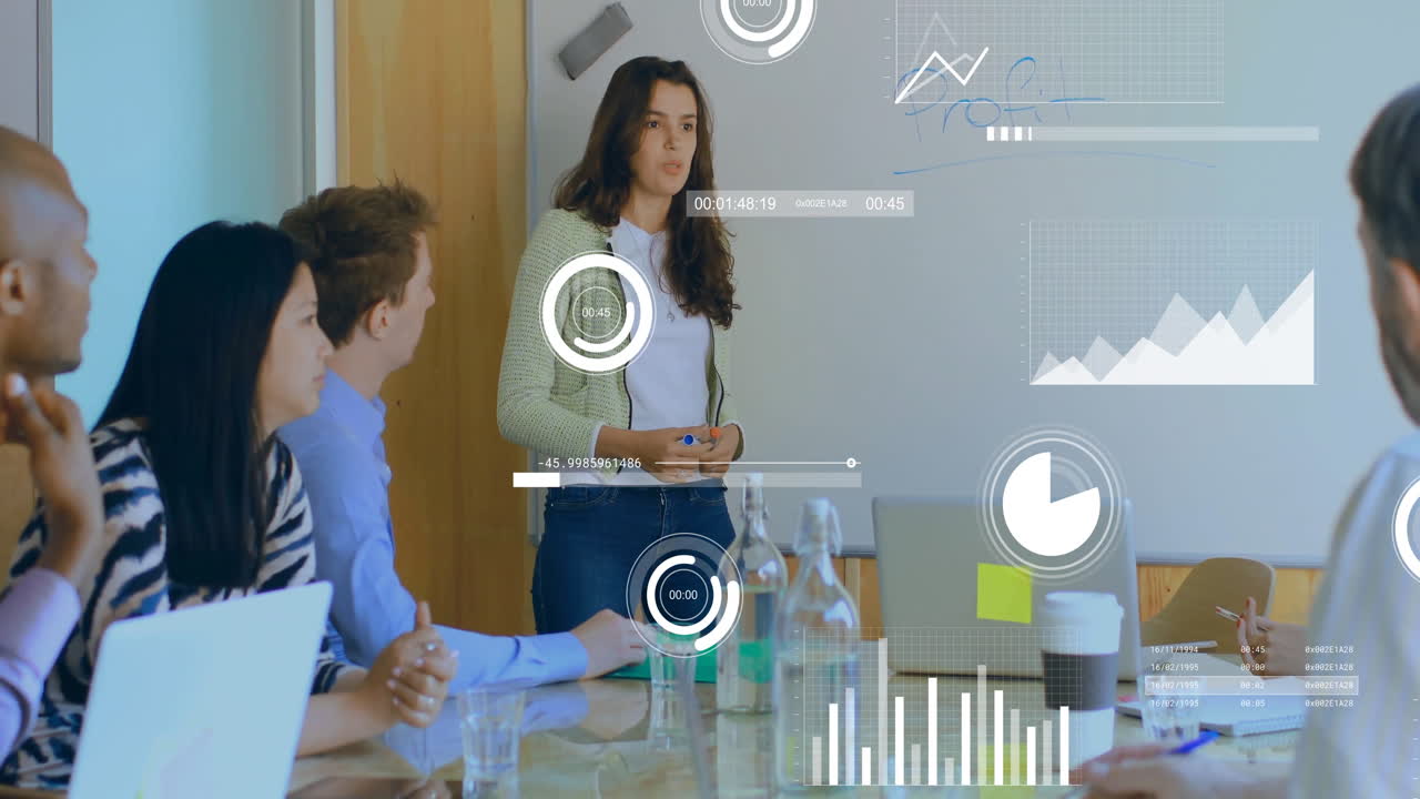 animación del procesamiento de datos financieros sobre diversas personas de negocios en la oficina