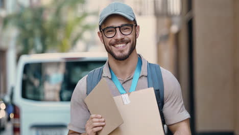 una persona de entrega feliz con gafas y sosteniendo un sobre