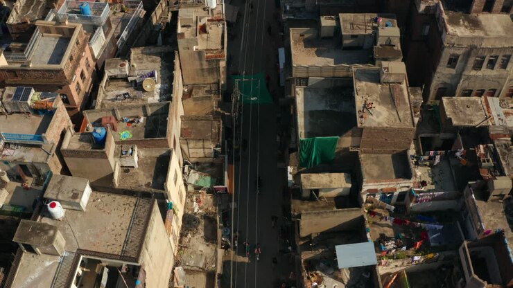 Persone camminano in una strada stretta di una città in una giornata di sole a Rawalpindi, Pakistan.