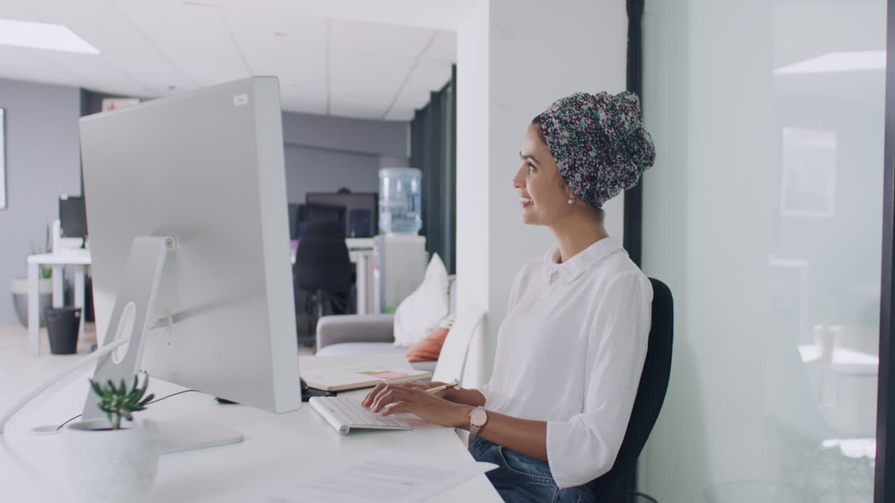 el trabajo en equipo es la columna vertebral de una oficina bien administrada.