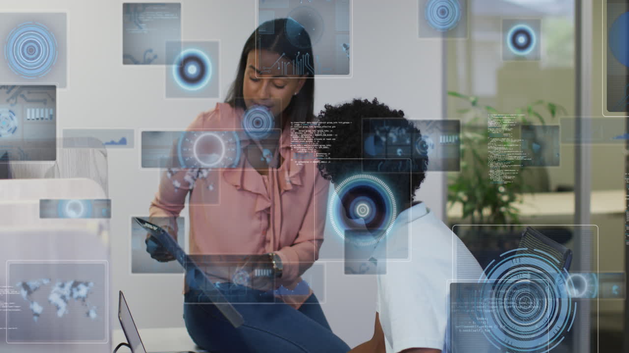 animación del procesamiento de datos con escaneo de alcance sobre diversas personas de negocios que trabajan en la oficina.