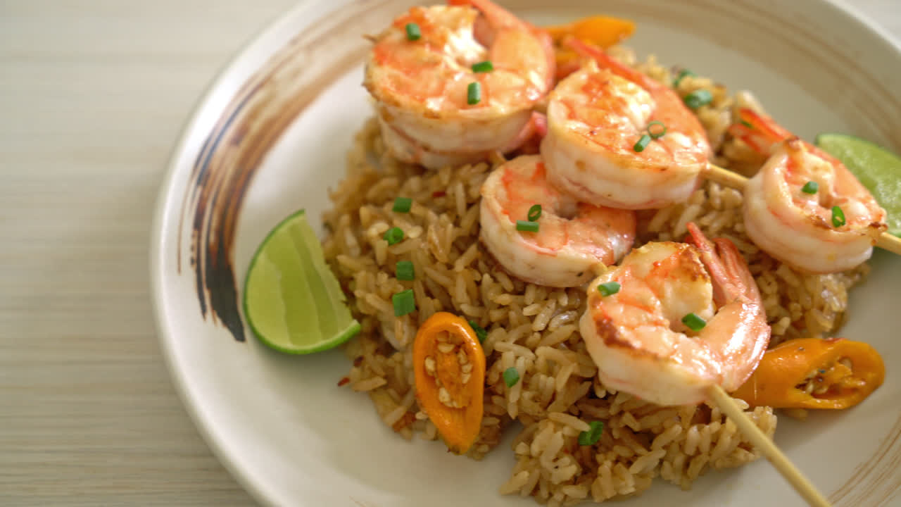 arroz frito con gambas o brochetas de langostinos