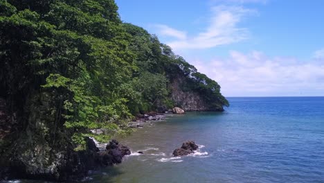 Terreno-Costero-Salvaje-De-La-Isla-Del-Coco-Con-Cascada