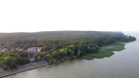 toma aérea en órbita del parque nacional del istmo de curlandia en lituania