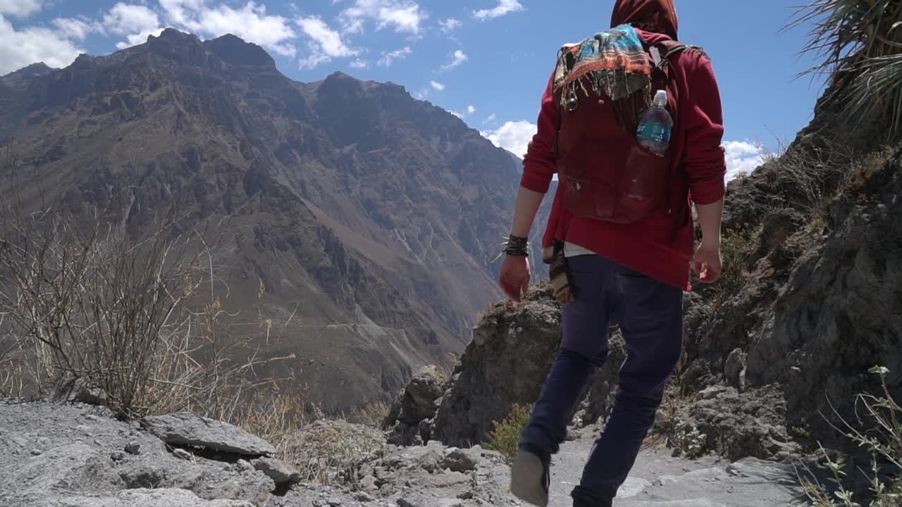 hombre caminando por el impresionante cañón del colca en perú