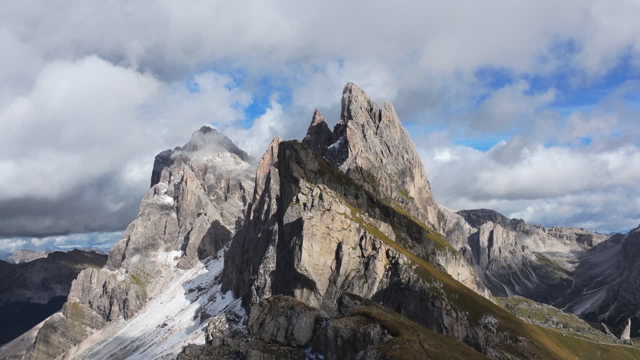 Paesaggio montano panoramico con cime rocciose