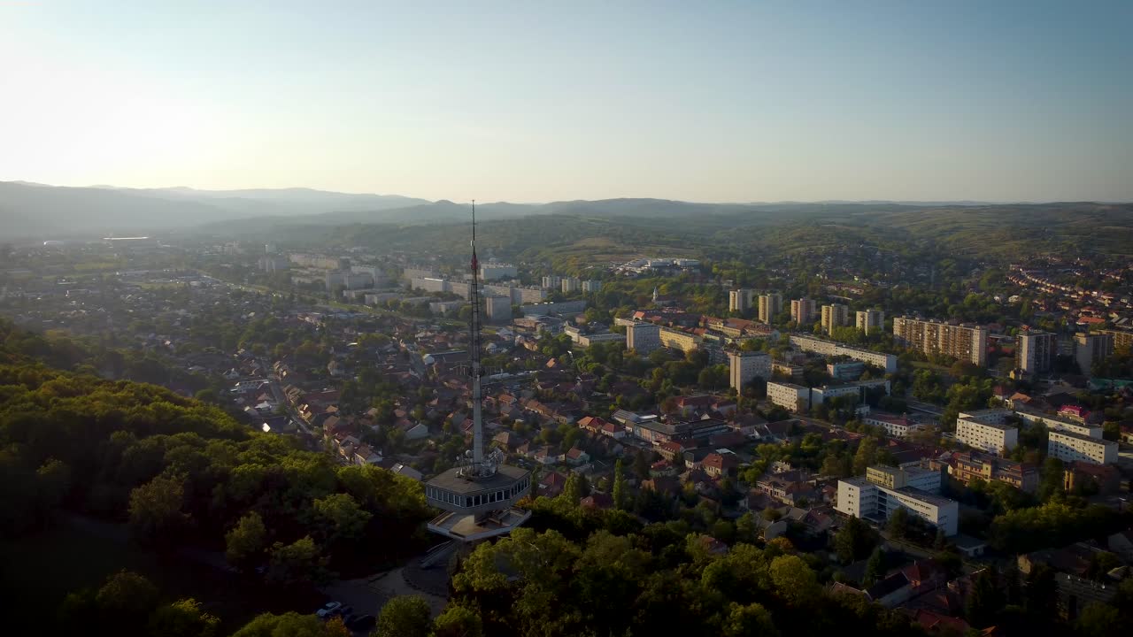 ciudad miskolc sobre la montaña con una antigua estación de televisión que funciona como restaurante
