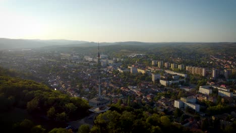 Ciudad-Miskolc-Sobre-La-Montaña-Con-Una-Antigua-Estación-De-Televisión-Que-Funciona-Como-Restaurante