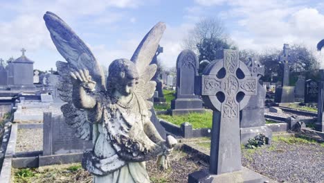 ángel-De-Mármol-Blanco,-Lápidas-Antiguas-En-Un-Cementerio-Muy-Antiguo-En-La-Ciudad-De-Waterford,-Irlanda