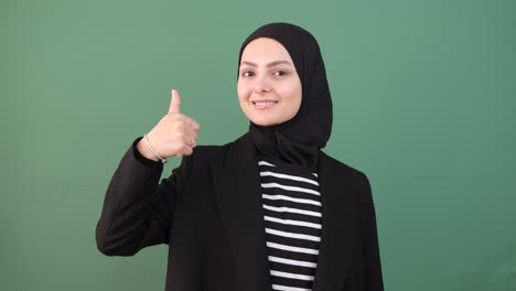 Zustimmungszeichen-Einer-Muslimischen-Frau