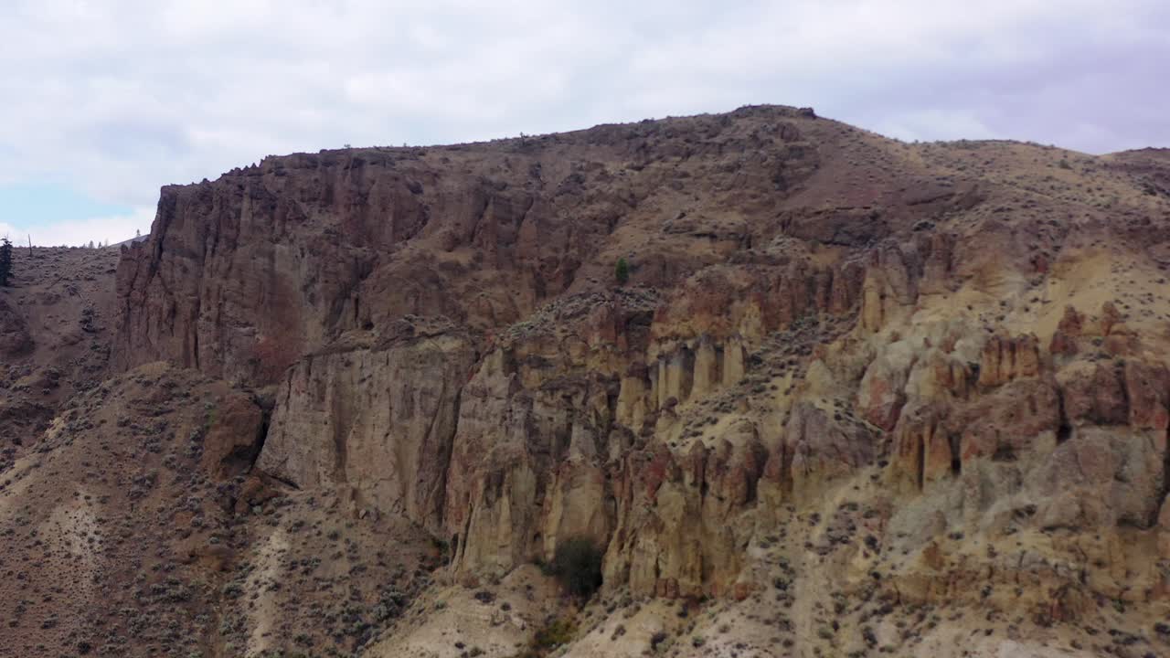 un avión no tripulado captura hoodoos en la carretera cerca de kamloops y cache creek, columbia británica