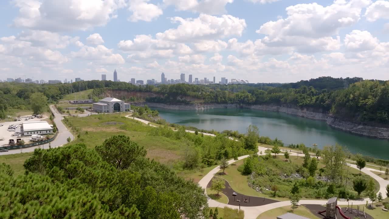 조지아 주 애틀랜타 시내를 내려다보는 벨우드 광산의 웨스트사이드 파크의 촬영