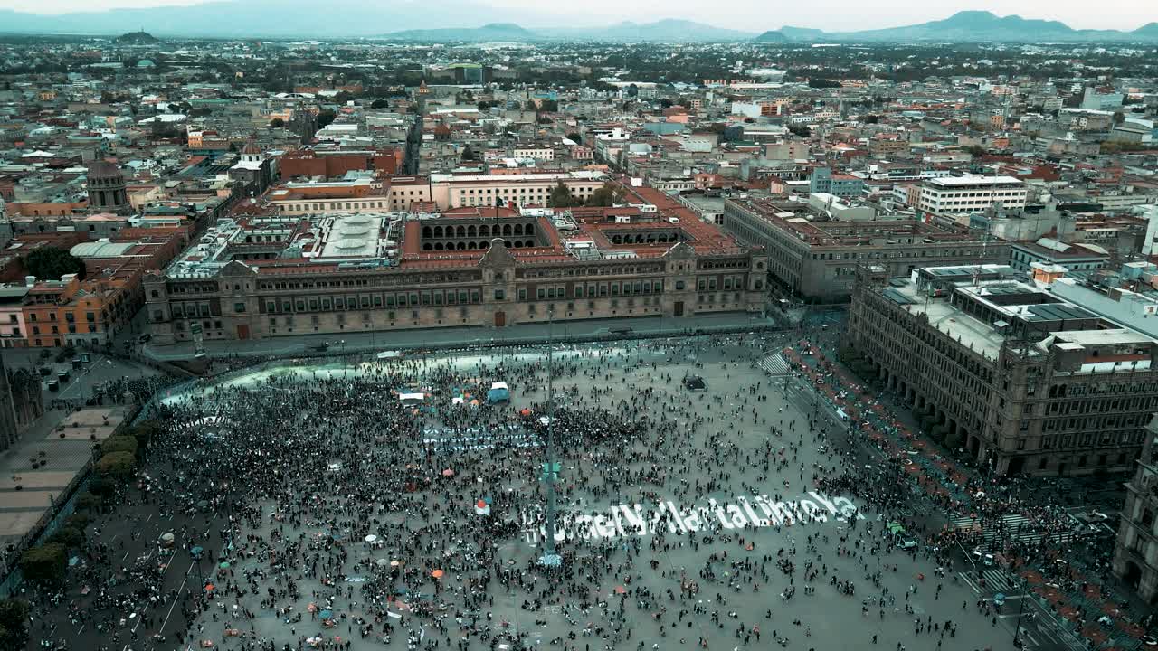 Veduta rotazionale da un drone della marcia per i diritti della Giornata della Donna a Città del Messico nel 2021.