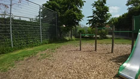 drohne fliegt über einem spielplatz und einem fußball- und basketballfeld in den niederlanden