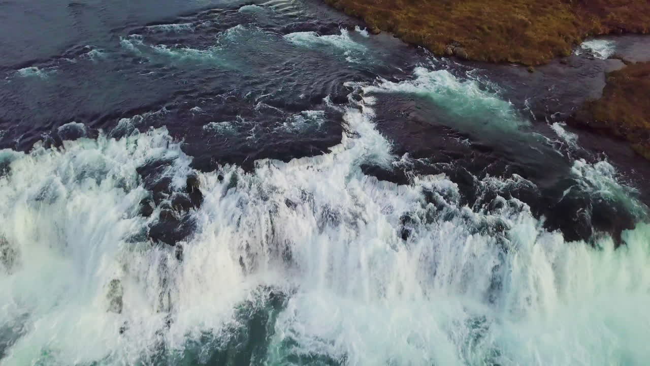 vista de drones volando sobre la cascada de faxi en islandia