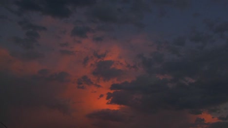 La-Luz-Final-Del-Atardecer-Brilla-En-Un-Cielo-De-Lapso-De-Tiempo