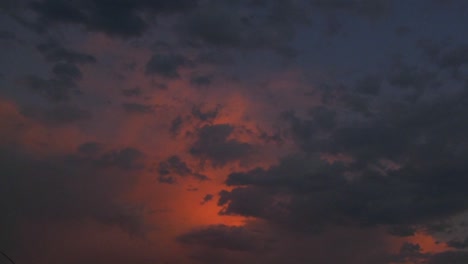 la luz final del atardecer brilla en un cielo de lapso de tiempo