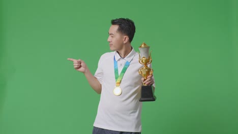 hombre con trofeo y medalla
