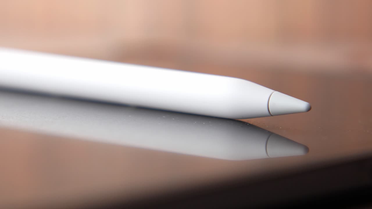 태블릿에 사과 연필