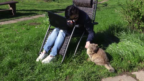 mujer jugando con un gato enojado