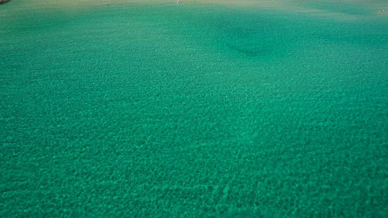 녹색 식물 과 높은 산봉우리 로 둘러싸인 터키색 물 을 가진 낙원 해변 의 영화적 인 공중 사진, 타소스 섬, 그리스, 유럽