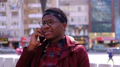 Joven-Negro-Está-Usando-El-Teléfono