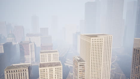 rascacielos cubiertos por la niebla matutina