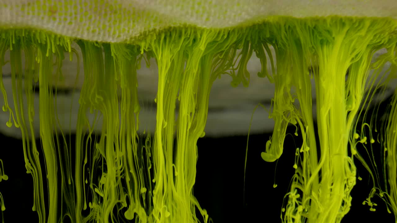 물 속에 있는 다채로운 잉크 페인트, 물 에서 흐르는 잉크 소용돌이