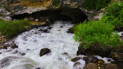 View-of-a-running-river-in-Wyoming-during-the-summer