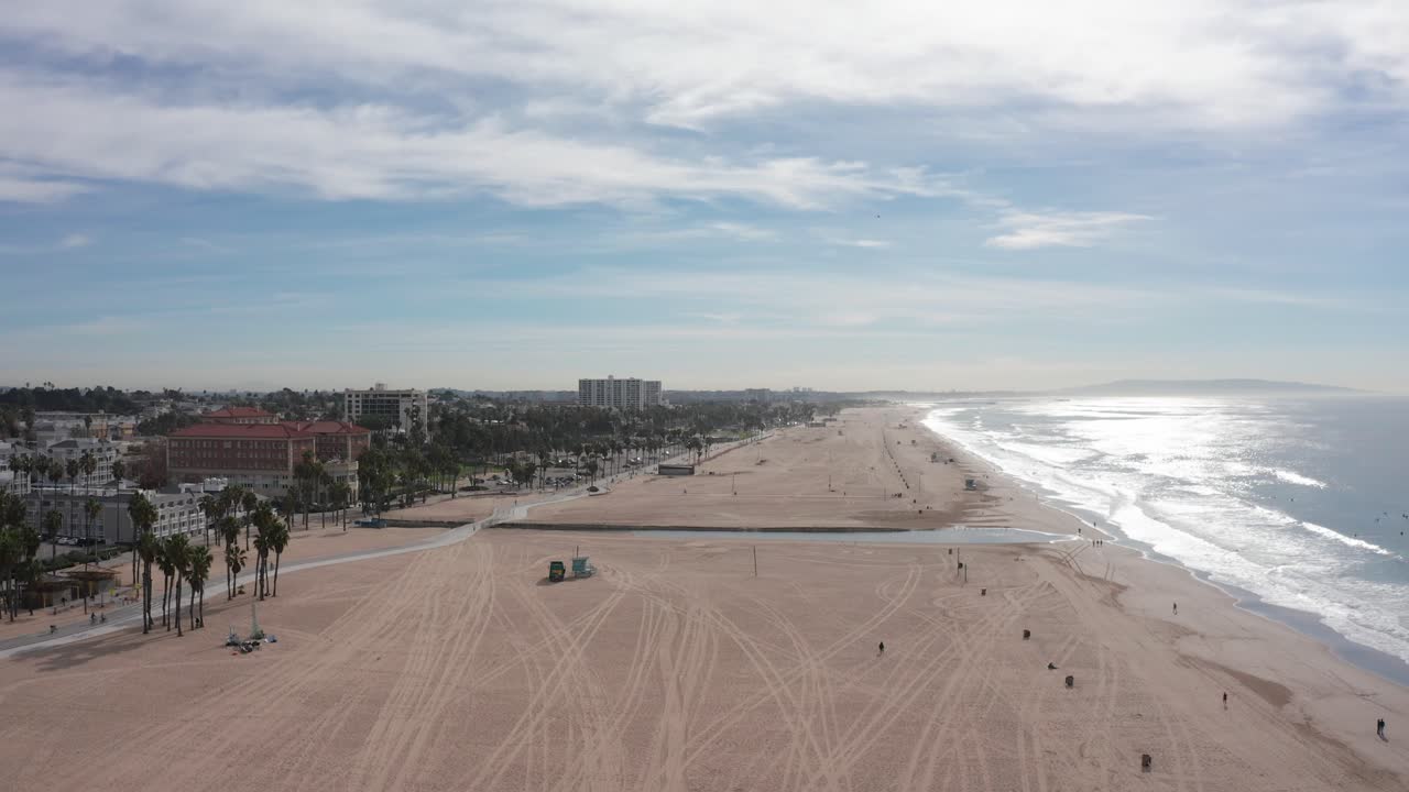 낮 동안 산타 모니카 해변의 넓은 공중 샷