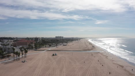 Breite-Luftaufnahme-Des-Strandes-Von-Santa-Monica-Während-Des-Tages