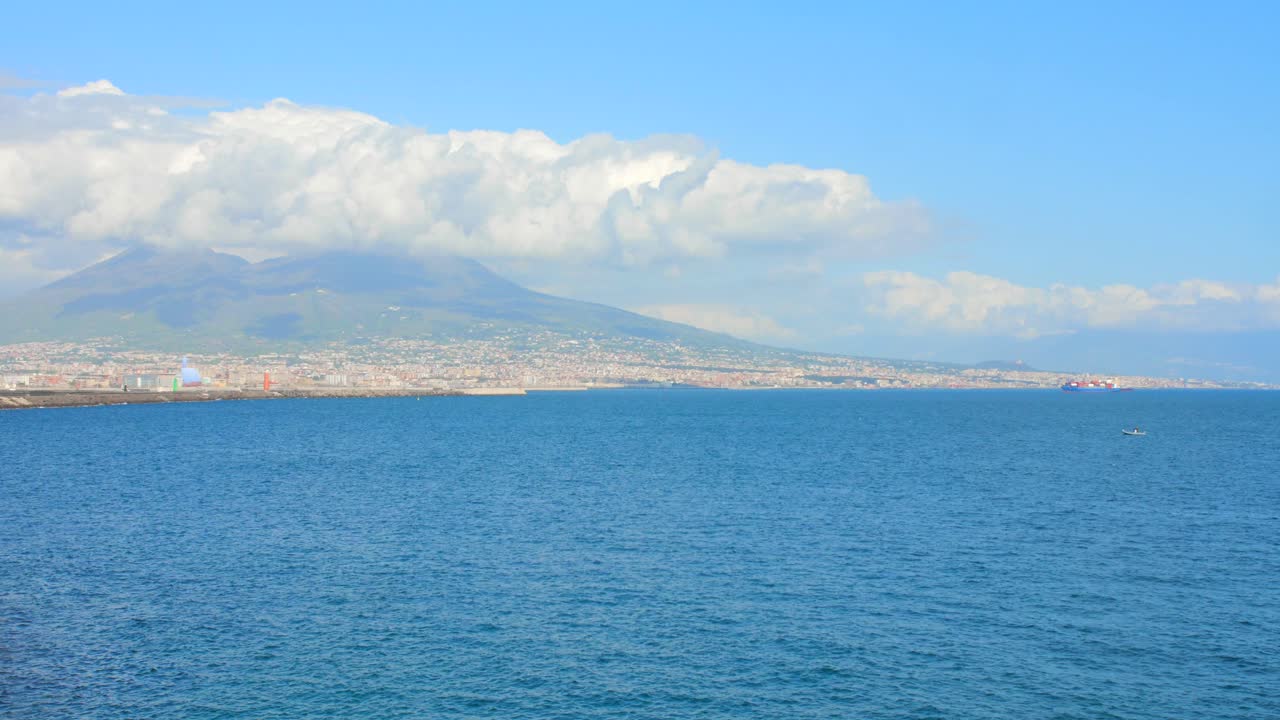 hermosa vista del mar mediterráneo con agua azul cristalina y el monte vesubio en el fondo filmado desde nápoles, italia
