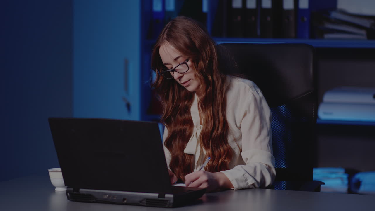 mujer trabajando en una computadora portátil en una oficina