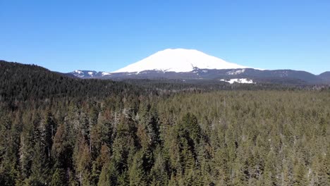 una toma aérea de una montaña nevada en el noroeste del pacífico