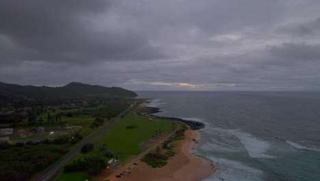 Vista-Aérea-Hacia-El-Norte-Sobre-El-Parque-De-La-Playa-De-Arena-Al-Amanecer-En-La-Isla-De-Oahu-Hawaii