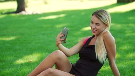 Sportlerin,-Die-Im-Sommerpark-Ein-Selfie-Foto-Mit-Dem-Handy-Macht