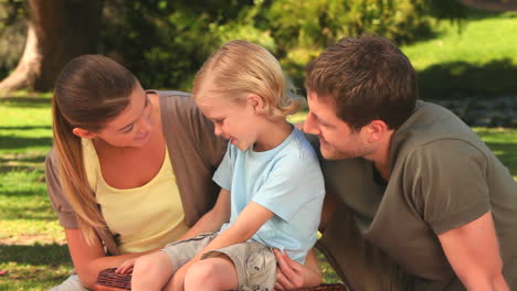 Padres-Hablando-Con-Su-Hijo-Pequeño-