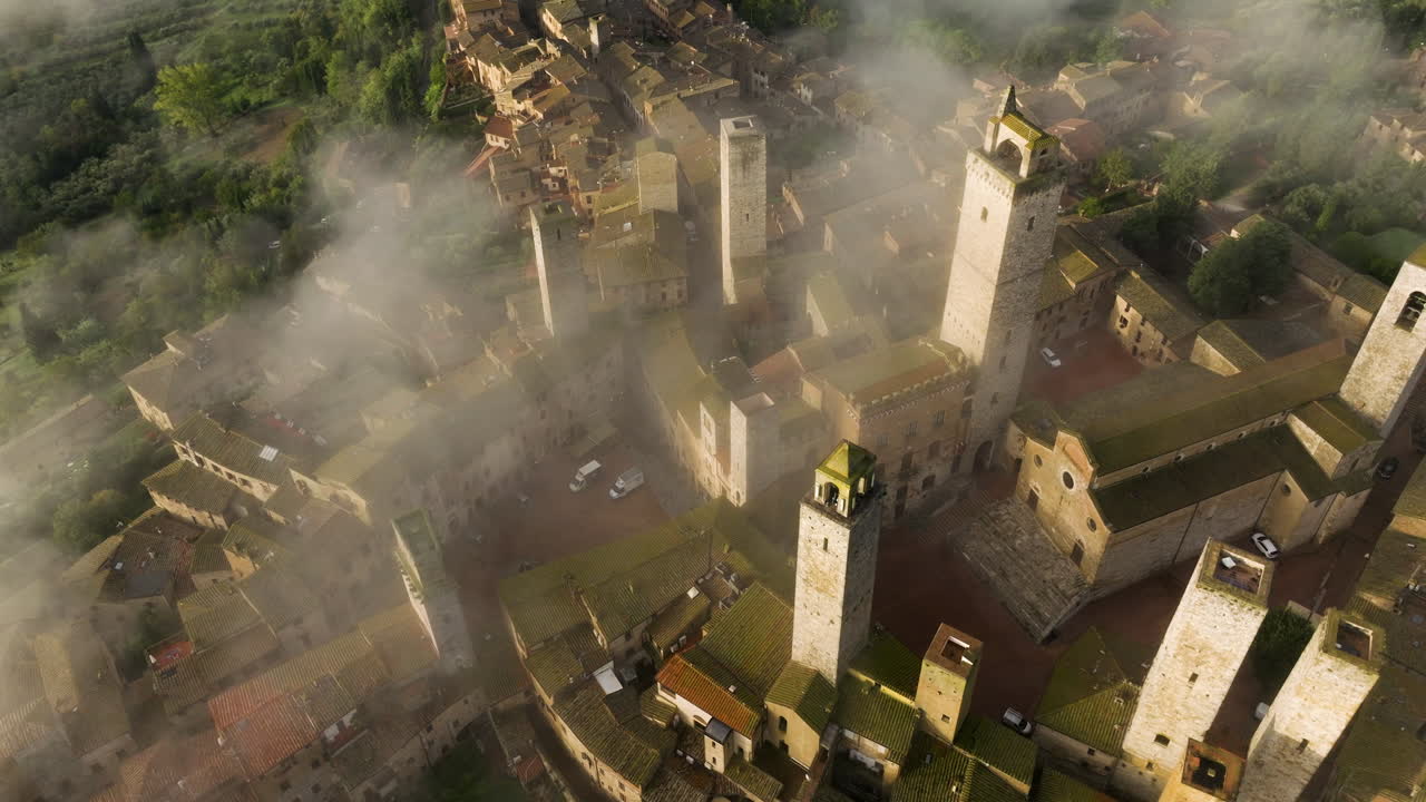 Nebbia sulla città di San Gimignano in Toscana, Italia - ripresa aerea con drone