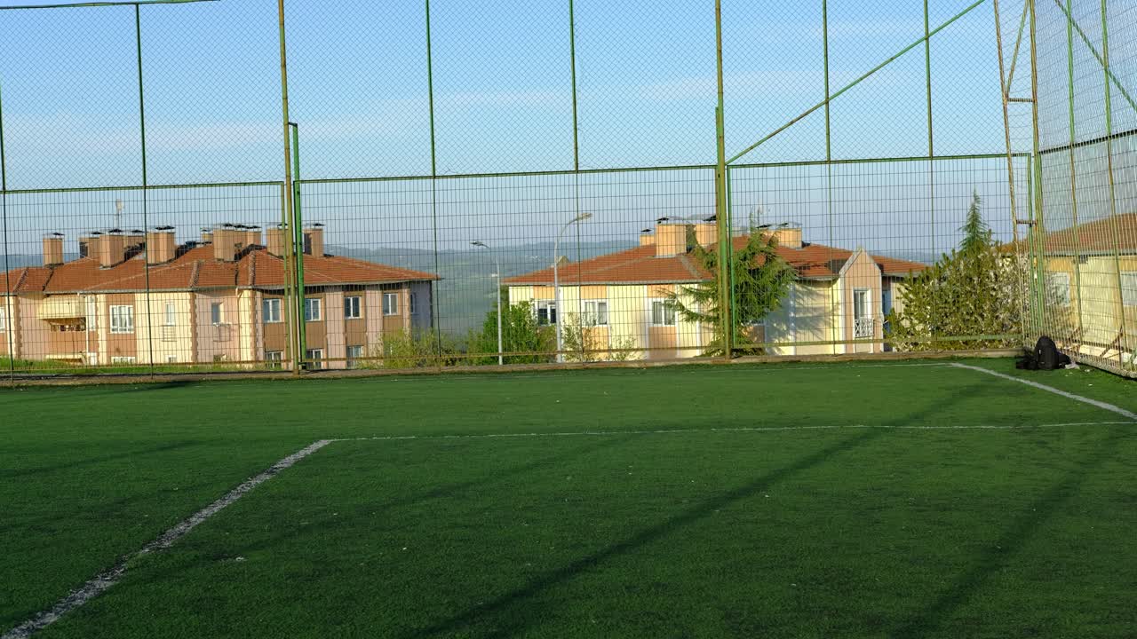 젊은이가 따뜻하게 움직입니다.