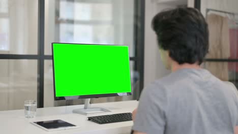 llamada de video por empresario en el escritorio con pantalla de tecla de croma verde,