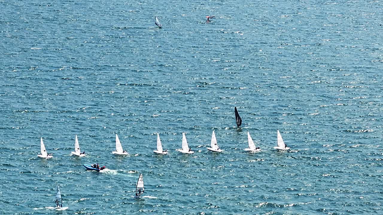 이탈리아 리바 델 가르다 에 있는 세일링 보트 의 함대