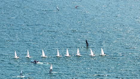 Flotte-Von-Segelbooten-Im-Tandem-In-Riva-Del-Garda,-Italien