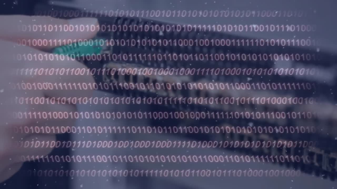 animación de la nieve cayendo y el procesamiento de datos sobre la mano del hombre caucásico en la sala del servidor