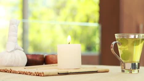 un primer plano de una vela y té