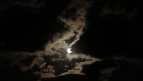 Timelapse-De-Luna-Llena-Y-Nubes-En-La-Noche