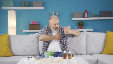 hombre con picazón en las axilas. problema de hongos.
