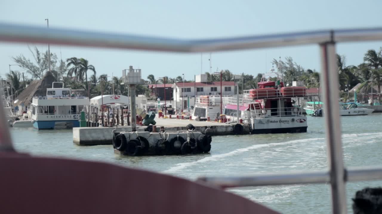 llegando a la isla de holbox méxico vista desde el interior del ferry